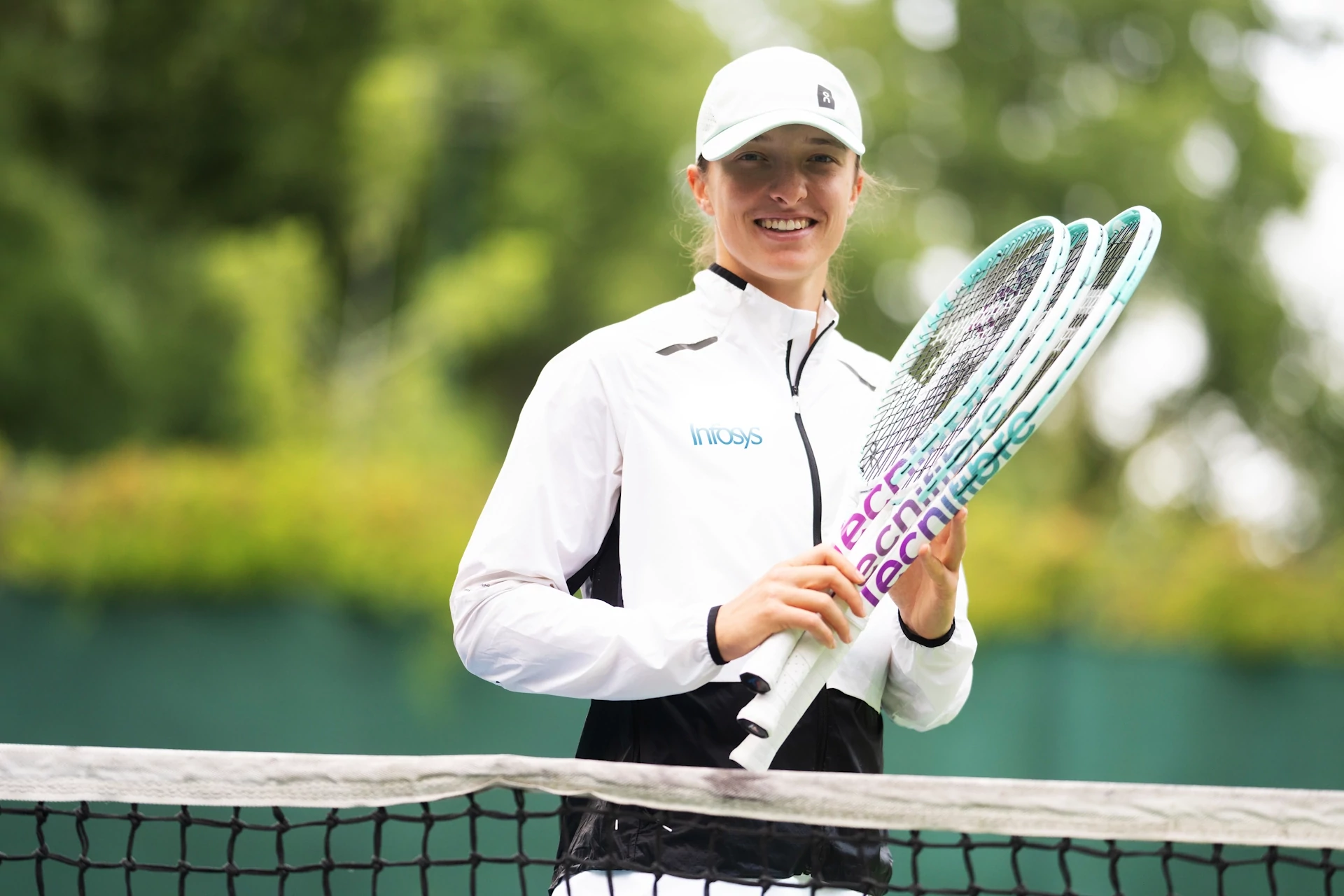 Iga Swiatek kezében a Tecnifibre Tempo IGA teniszütő család ütőivel. Iga Swiatek kezében a Tecnifibre Tempo IGA teniszütő család ütőivel.