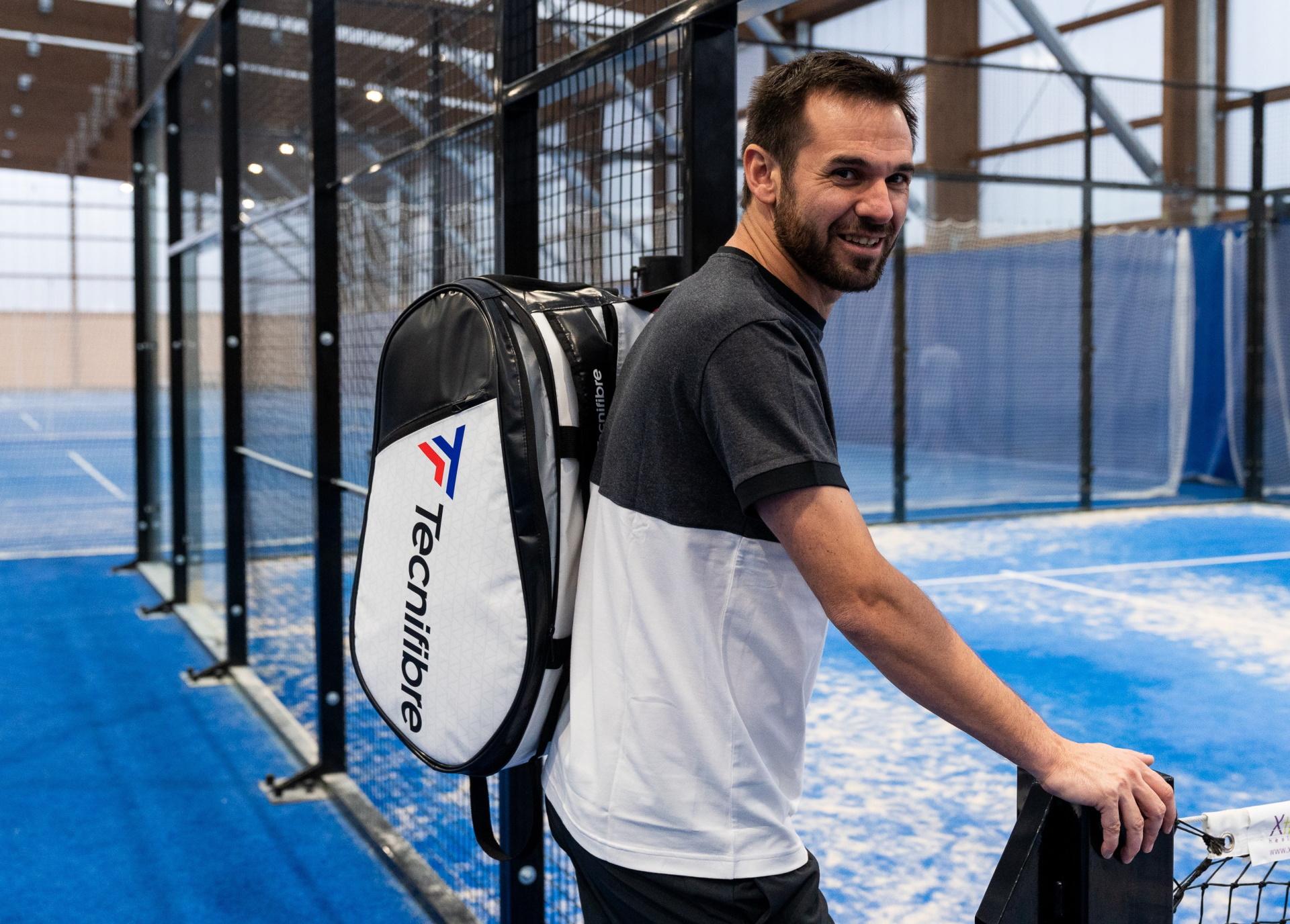Tecnifibre padeltáskával Benjamin Tison.