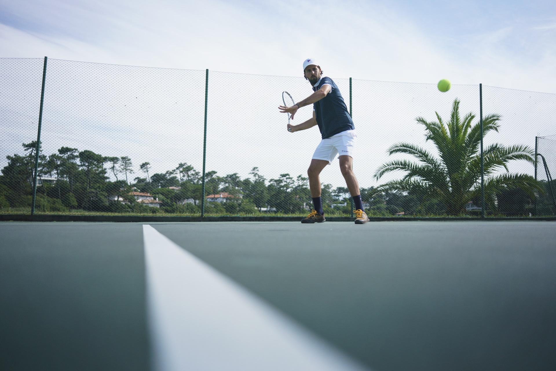 Tecnifibre Stretch Short fehér rövidnadrág Tecnifibre F3 sötétkék pólóinggel kombinálva.