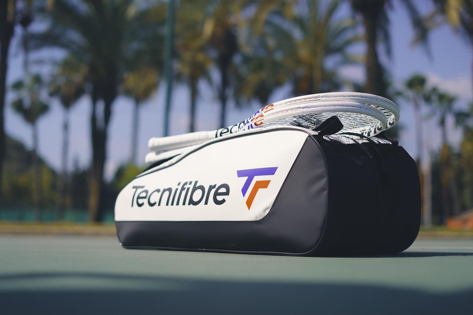 Tecnifibre Tour Endurance tenisztáska a pályán Tecnifibre teniszütőkkel.
