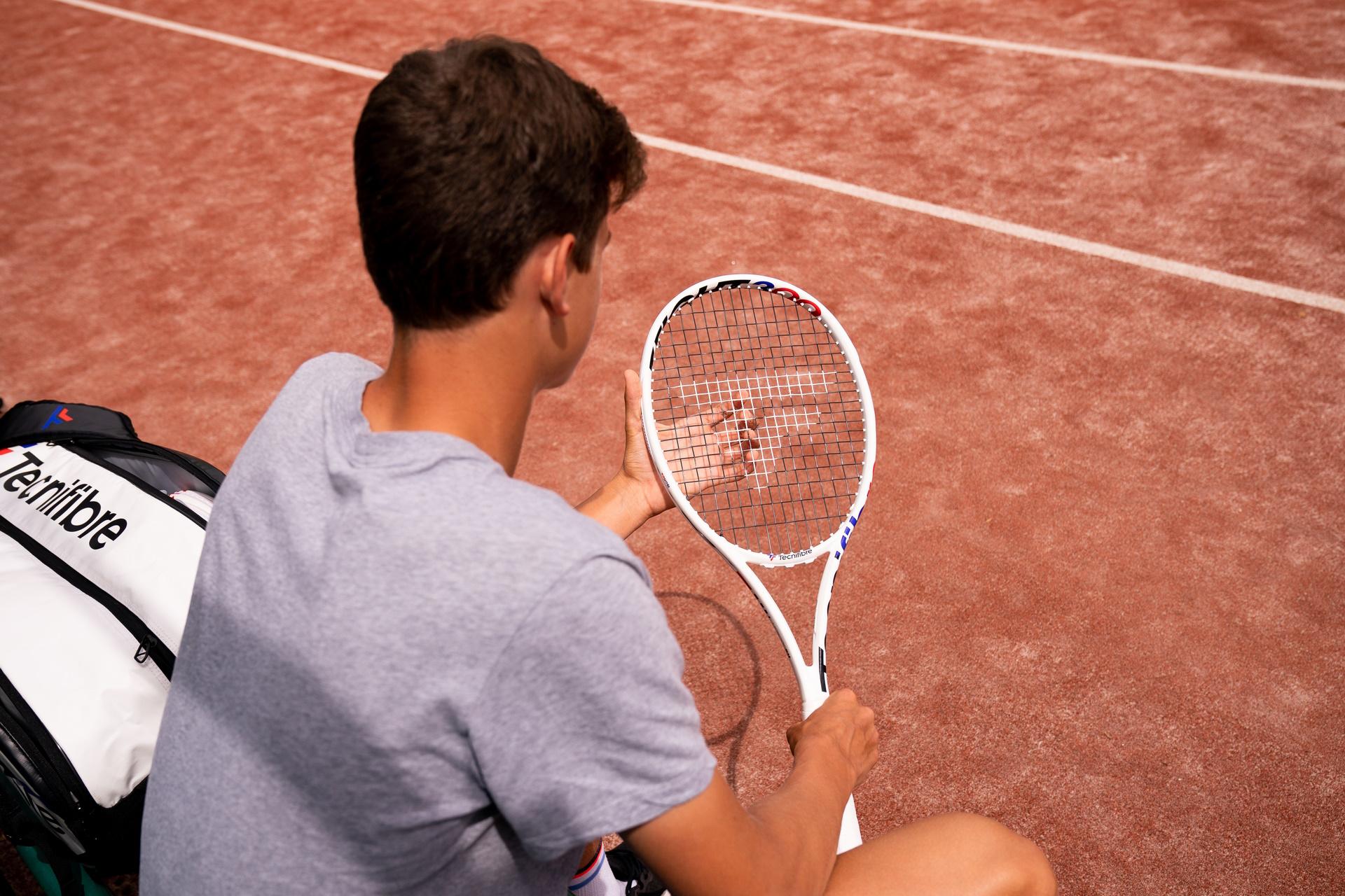 Tecnifibre TFight 300 Isoflex junior versenyző kezében.