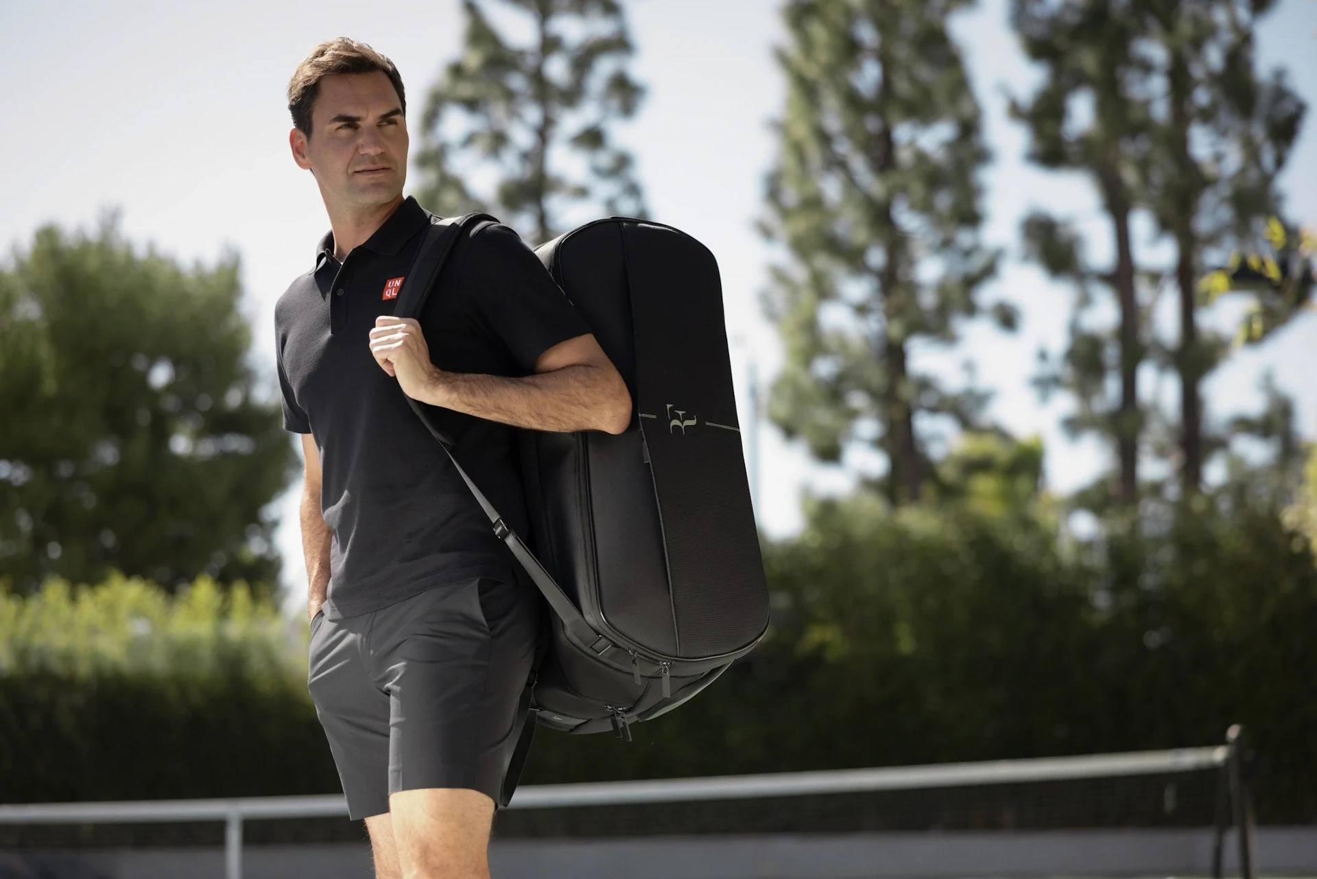Roger Federer saját 2024-es kollekciójának legnagyobb méretű sporttáskájával.