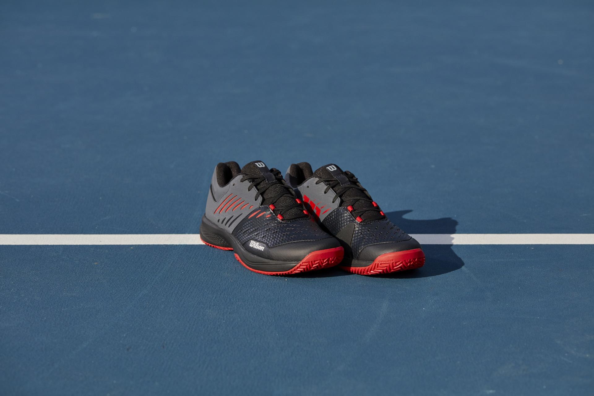 Wilson Kaos Comp 3.0 fekete teniszcipő a teniszpályán