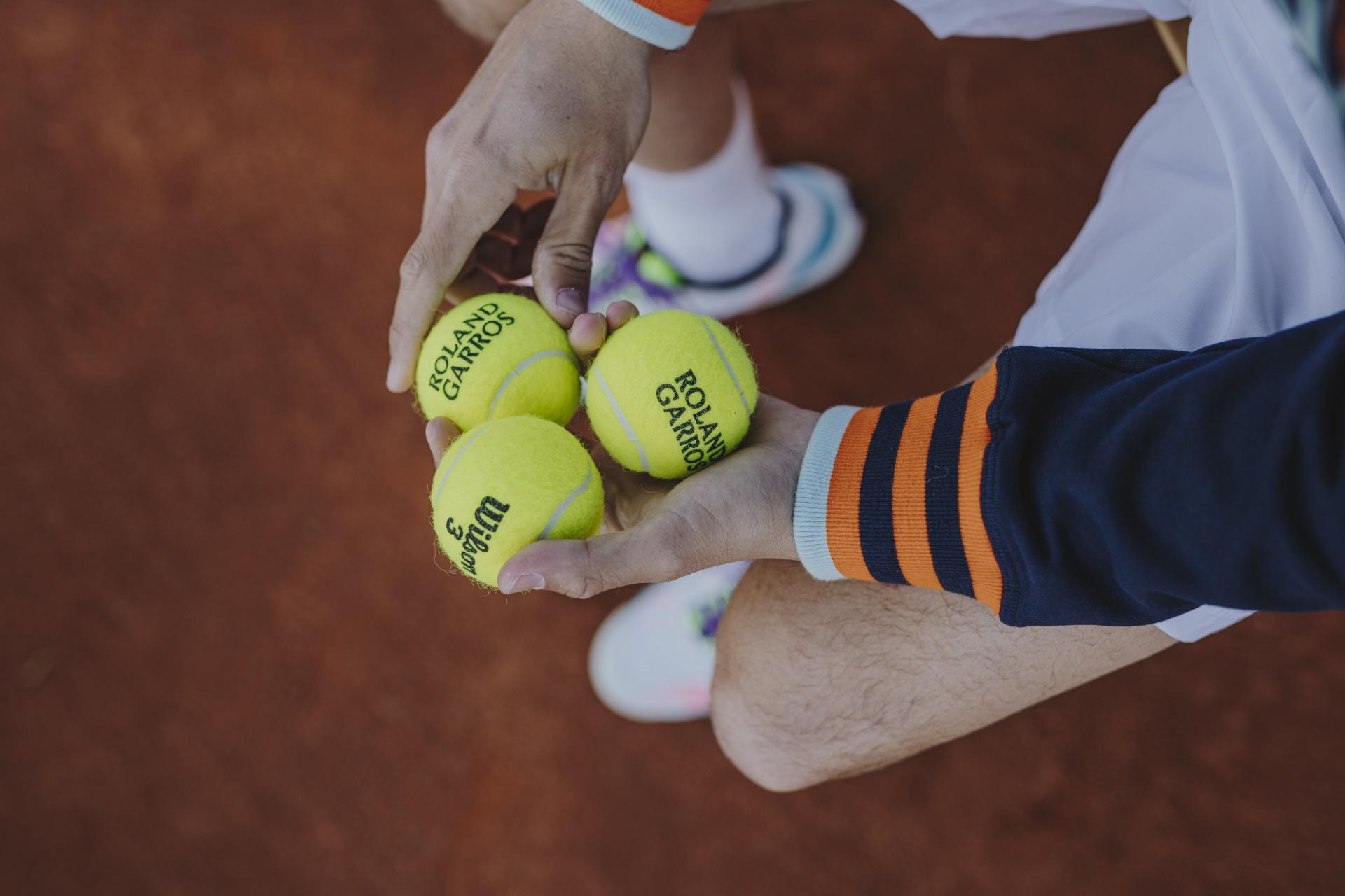 Wilson Roland Garros Clay - salakpályára tervezett teniszlabda. A Roland Garros hivatalos labdája.