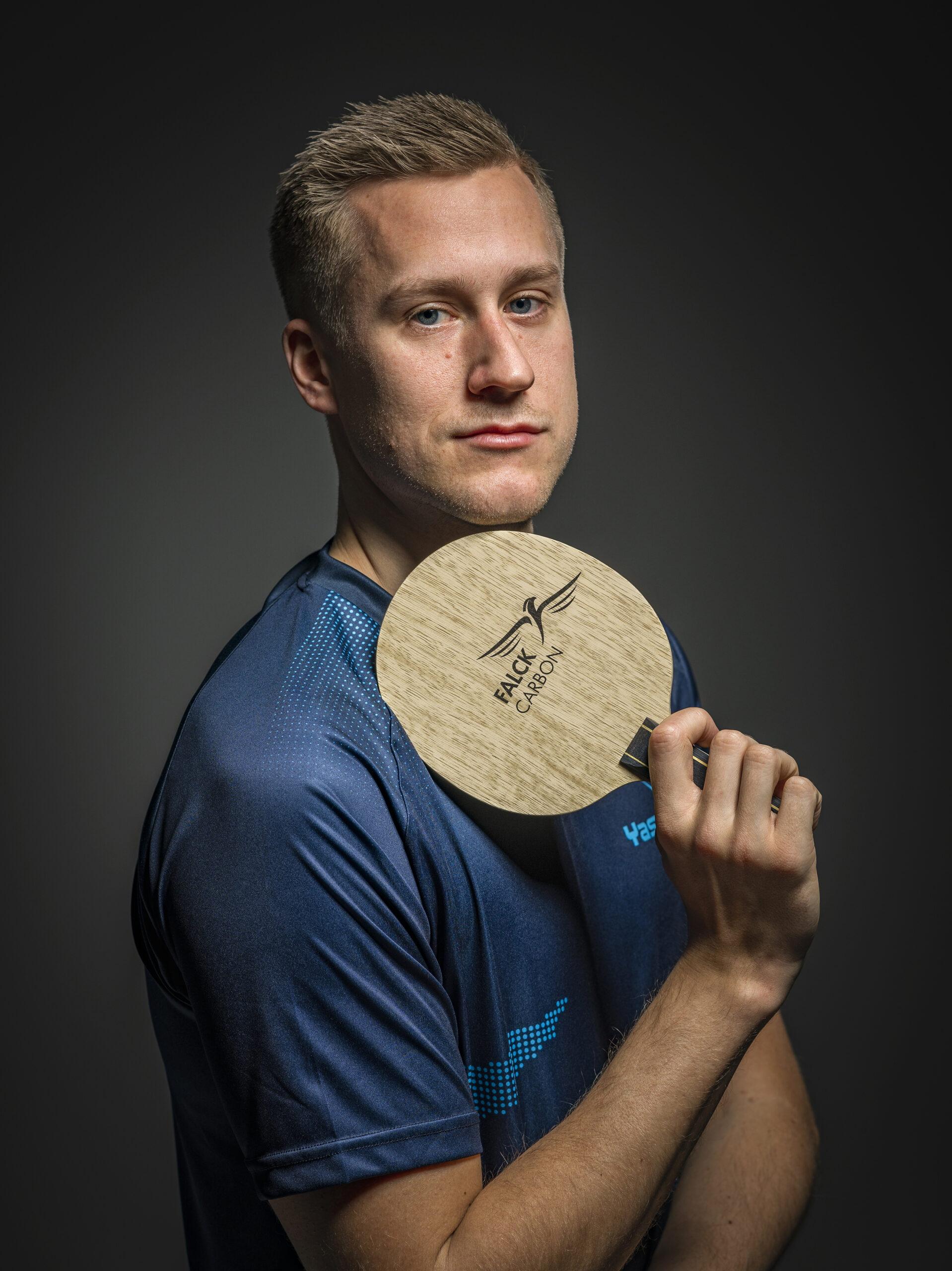 Matthias Falck a Yasaka Falck Carbon ütőfával versenyzik.